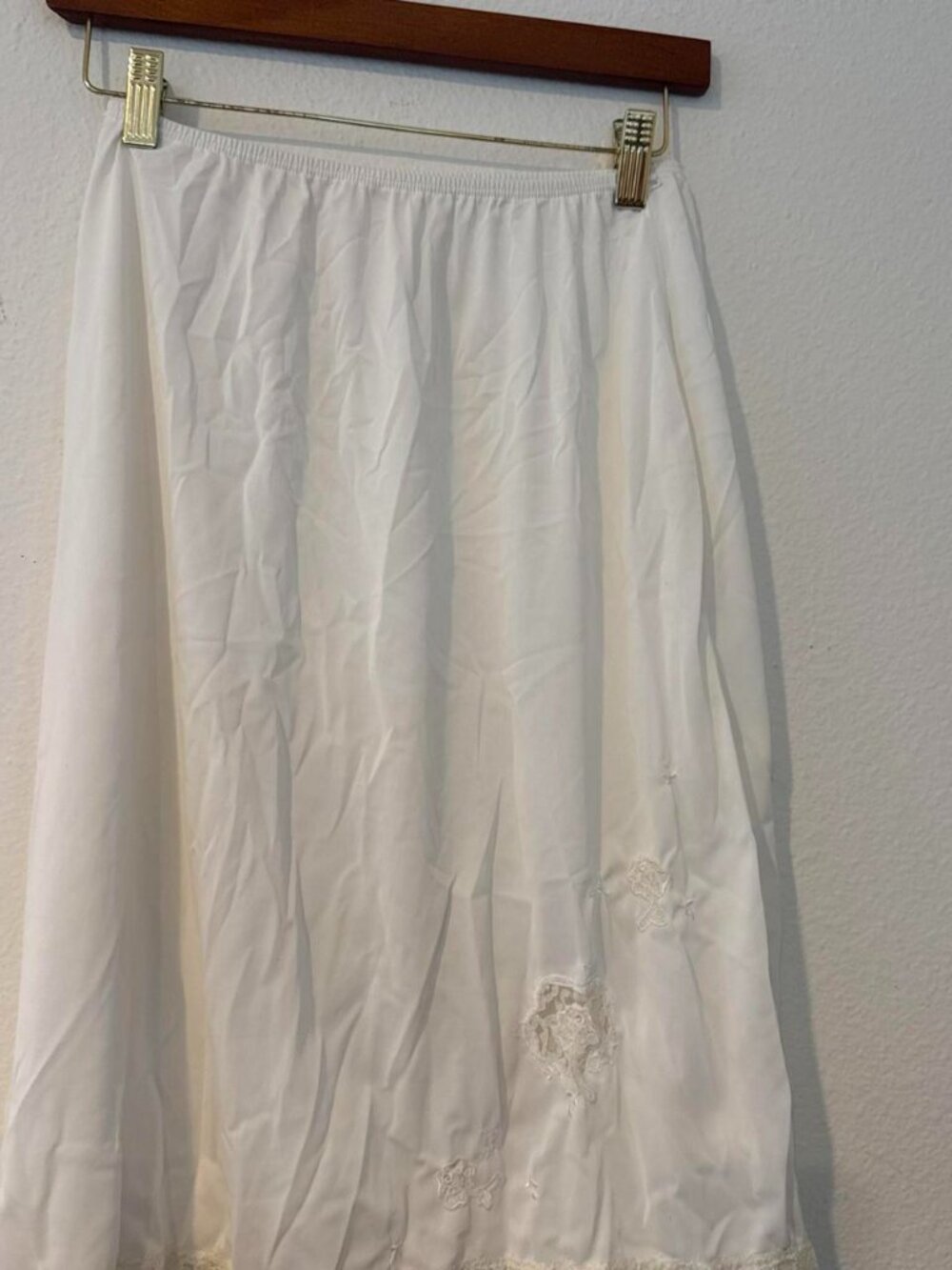 White lace trim midi skirt with embroidered floral details